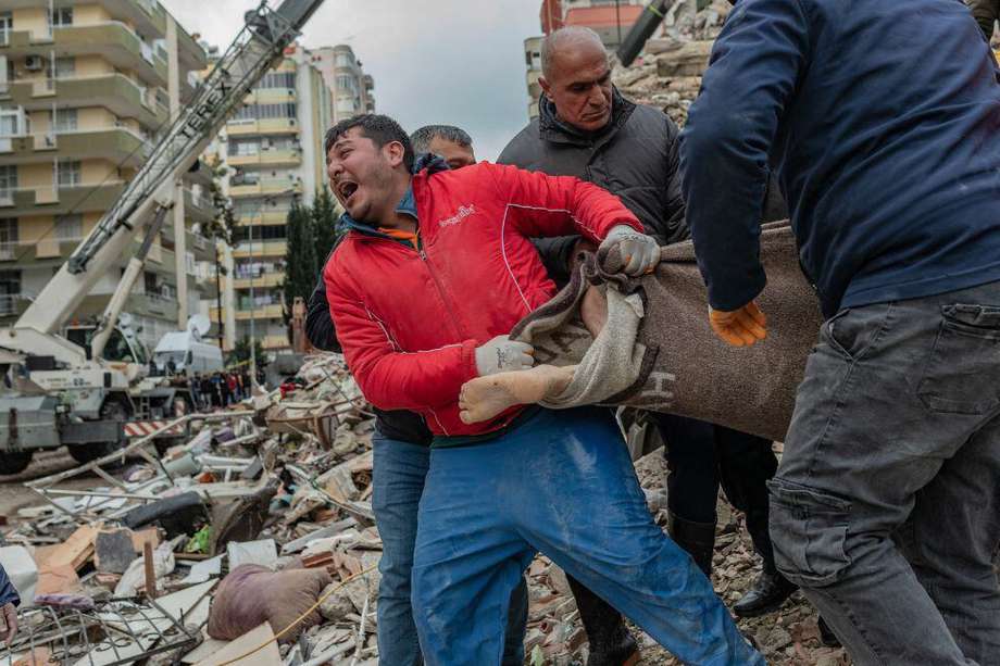 Un rescatista lleva un cuerpo encontrado entre los escombros en Adana el 6 de febrero de 2023, después de que un terremoto de magnitud 7,8 azotara a Turquía y Siria.