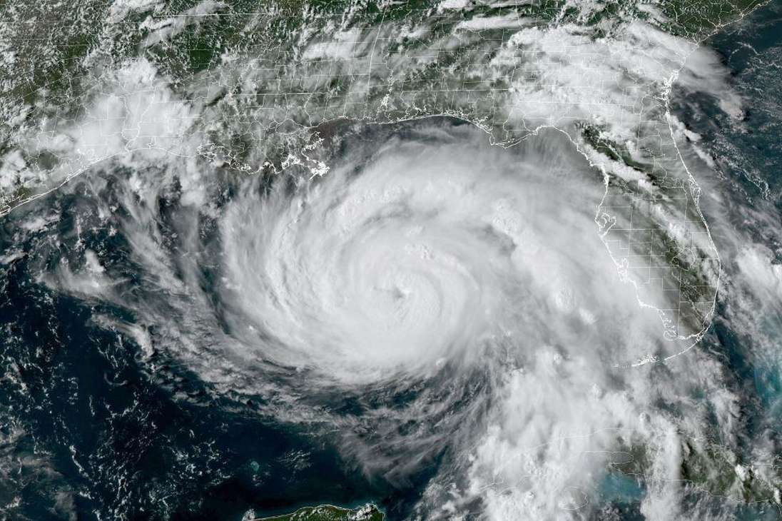 Ida inundó vastas zonas costeras tras irrumpir el domingo por la costa de Luisiana como un huracán de categoría 4.