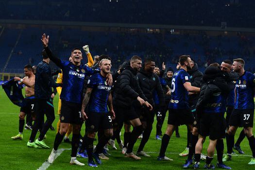 Los jugadores de Inter celebran el gol agónico de Alexis Sánchez y el título de la Supercopa de Italia.