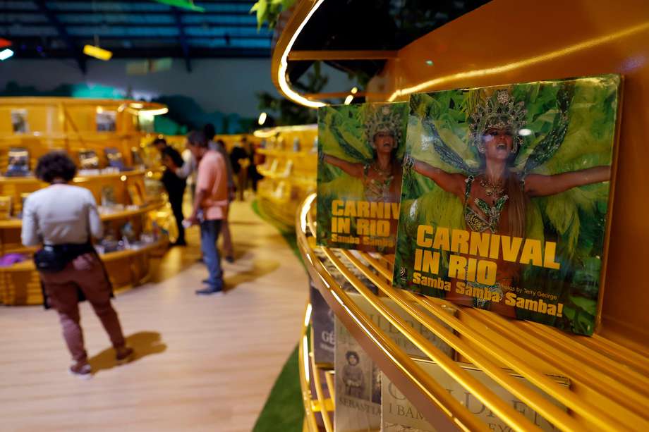 Visitantes recorren el pabellón de Brasil en la Feria Internacional del Libro de Bogotá.

