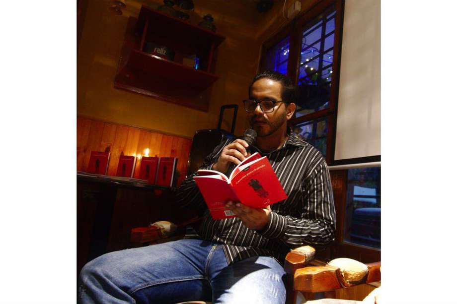 El poeta barranquillero Armando Madiedo empezó a escribir desde los 18 años. Su primer encuentro con la poesía se dio a través de los libros de José Asunción Silva.