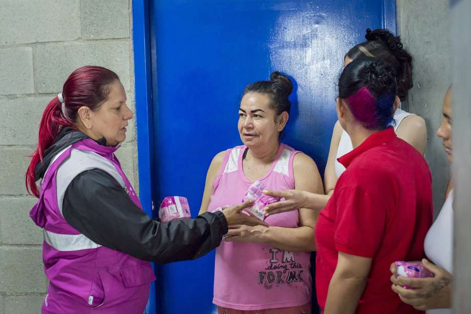 1.100 mujeres del Centro Penitenciario El Pedregal recibieron insumos para gestionar su menstruación.