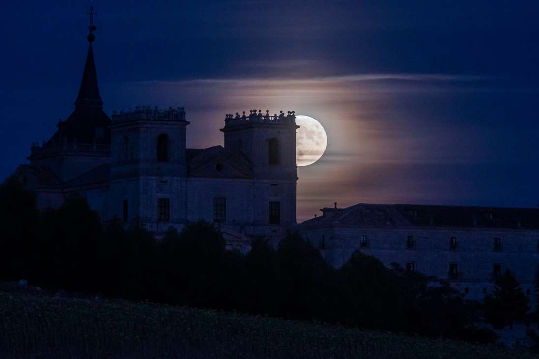 UCLÉS (CUENCA), 30/08/2023.- La superluna azul sale tras el Monasterio de Uclés, este miércoles en la provincia de Cuenca. EFE/ Fernando Villar