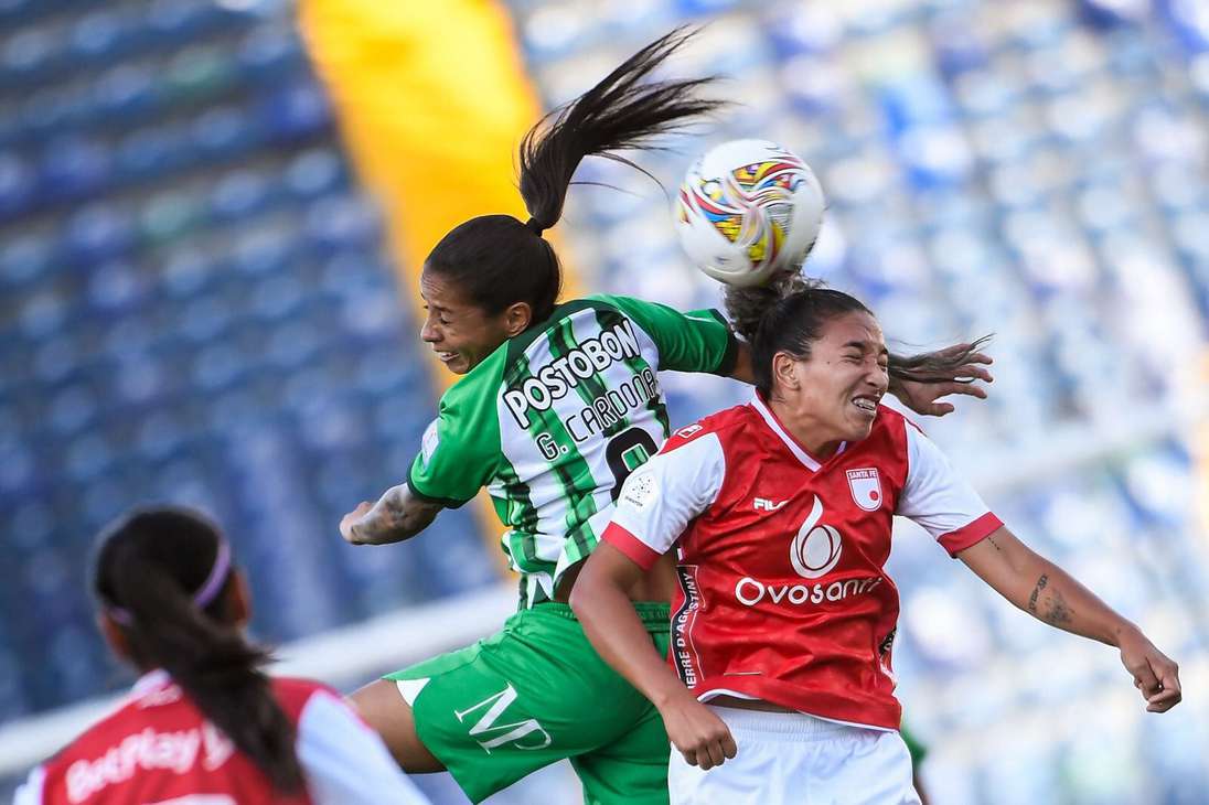 La experimentada jugadora de Nacional Geraldine Cardona (izq.) en acción en el estadio El Campín en el partido ante Santa Fe.