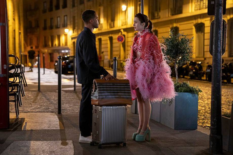 Emily in Paris. (L to R) Lucien Laviscount as Alfie, Lily Collins as Emily in episode 301 of Emily in Paris. Cr. Stéphanie Branchu/Netflix © 2022