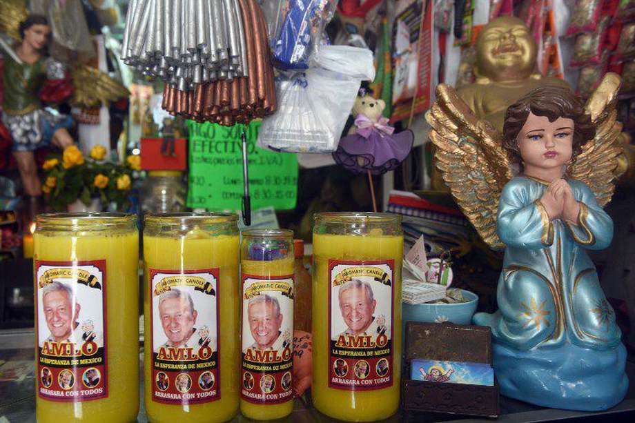 Velones con la figura del presidente mexicano Andrés Manuel López Obrador, como ofrenda a los ángeles, se vendían durante la campaña electoral que lo llevó al poder. / AFP PHOTO / Rodrigo ARANGUA
