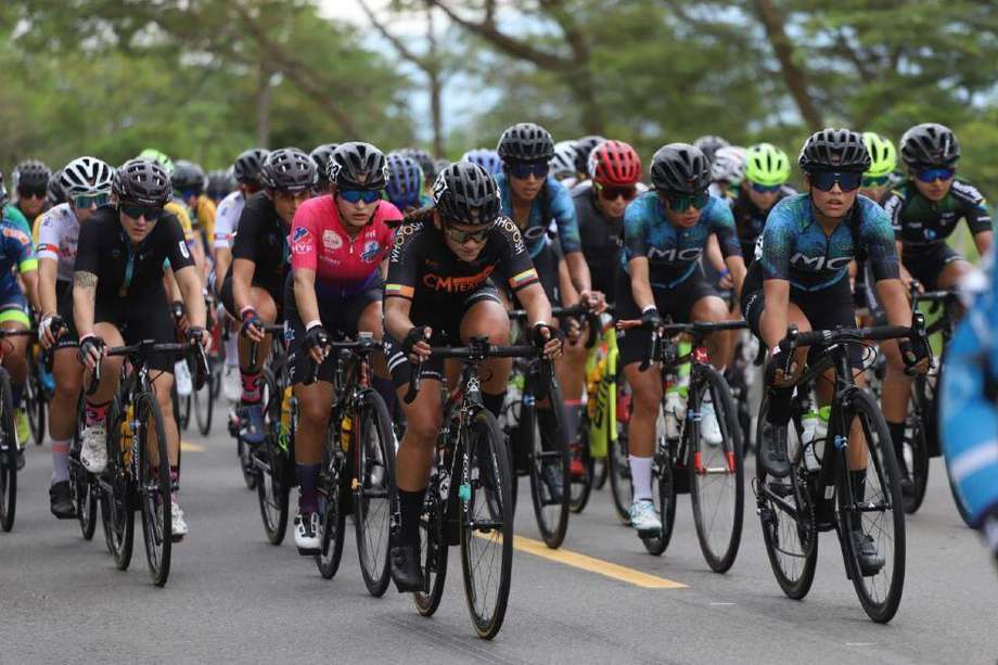La primera etapa de la Vuelta a Colombia Femenina 2021 se llevó a cabo entre el Parque Fundadores de Villavicencio y el Alto de Menegua, en el departamento del Meta.