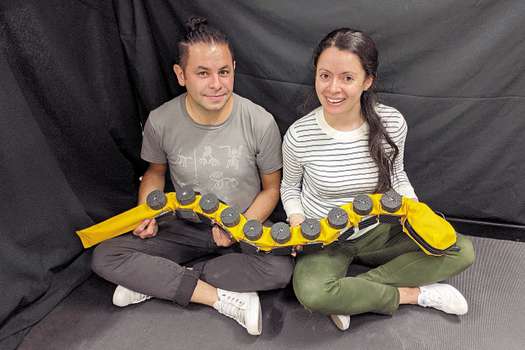 Laura Páez Coy y Kamilo Melo, ingenieros electrónicos colombianos, llevan trabajando siete años en Suiza desarrollando robots. / Cortesía 