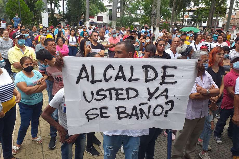 Habitantes de Candelaria, en Valle del Cauca, protestaron en la mañana del 25 de abril, tras completar más de cinco días sin el suministro de agua potable.