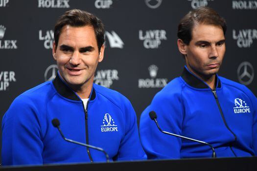 El jugador suizo Roger Federer (L) y el jugador español Rafael Nadal durante una conferencia de prensa en Londres, Gran Bretaña, el 22 de septiembre de 2022, antes del torneo de tenis Laver Cup que comienza el 23 de septiembre.