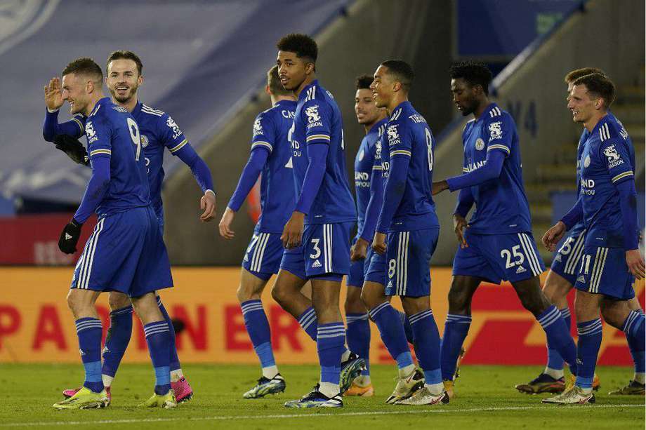 Los jugadores del Leicester celebran uno de los goles con los que vencieron este martes al Chelsea.