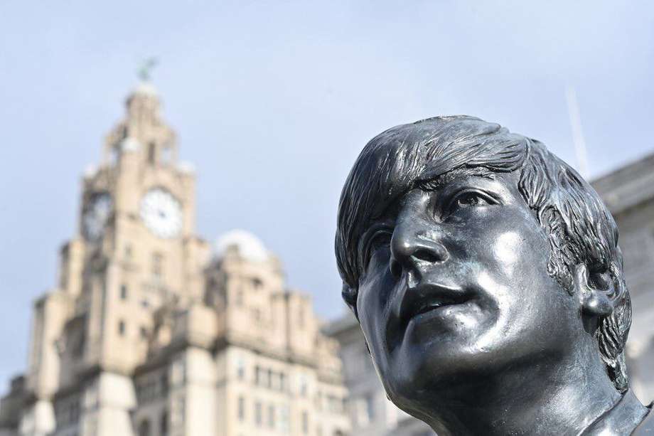Estatua de John Lennon ubicada en el centro de Liverpool, noroeste de Inglaterra.