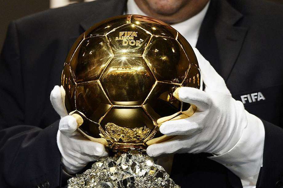 Un empleado de la FIFA coloca el trofeo del Balón de Oro en Zúrich, Suiza, el 13 de enero del 2014.