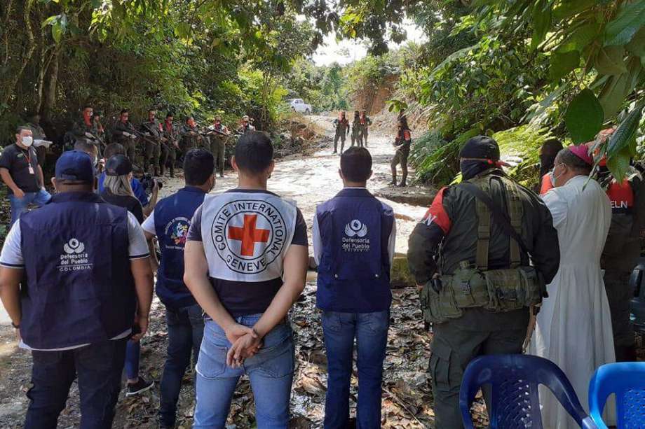 Los soldados fueron entregados a una comisión humanitaria liderada por el Comité Internacional de la Cruz Roja (CICR), la Defensoría del Pueblo y la iglesia católica.