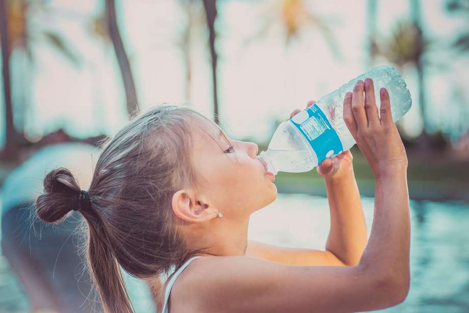 Los niños se pueden deshidratar en actividades cotidianas como jugar o estar al aire libre. Por eso, el consumo de  agua y frutas es clave.