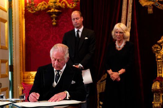 Carlos III es proclamado oficialmente Rey de Inglaterra