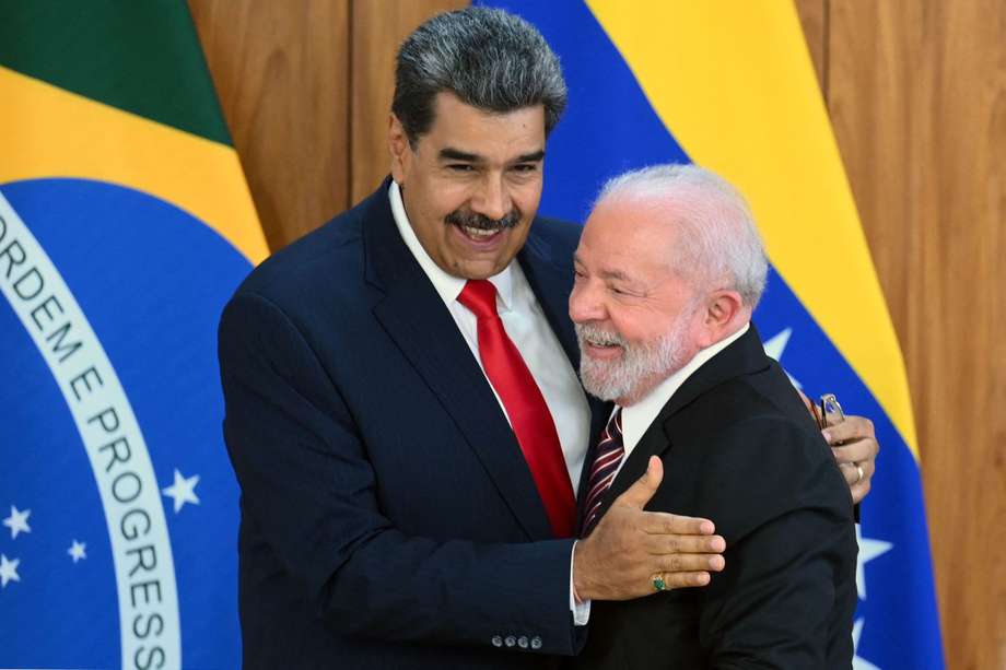 El presidente de Brasil, Luiz Inacio Lula da Silva, abraza a su homólogo venezolano, Nicolás Maduro.