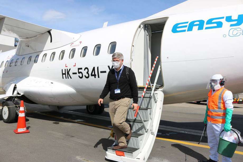 Juan Carlos Salazar, Director General de la Aeronáutica Civil de Colombia verifica la aplicación del Protocolo de Bioseguridad en el aeropuerto Camilo Daza de Cúcuta, durante el desembarque de pasajeros del Primer Vuelo Piloto.