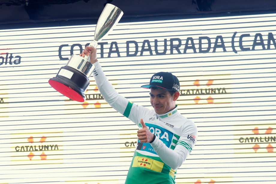 El colombiano Sergio Higuita (BORA-Transgohe), en el podio de Cambrils, como nuevo líder de la Vuelta a Cataluña, este sábado tras la sexta etapa. Higuita ahora le saca 16 segundos a Carapaz y, salvo sorpresa, en la etapa definitiva de este domingo en Barcelona ambos se jugarán la victoria final de esta carrera.