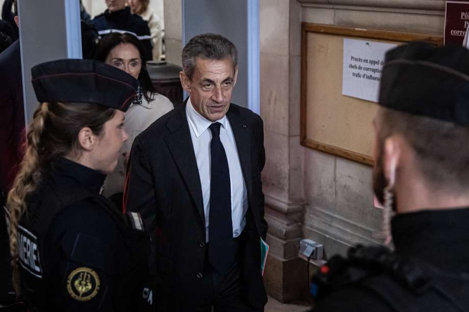 El expresidente francés Nicolas Sarkozy llega a la corte para un juicio de apelación por corrupción y tráfico de influencias en París, Francia, el 05 de diciembre de 2022.