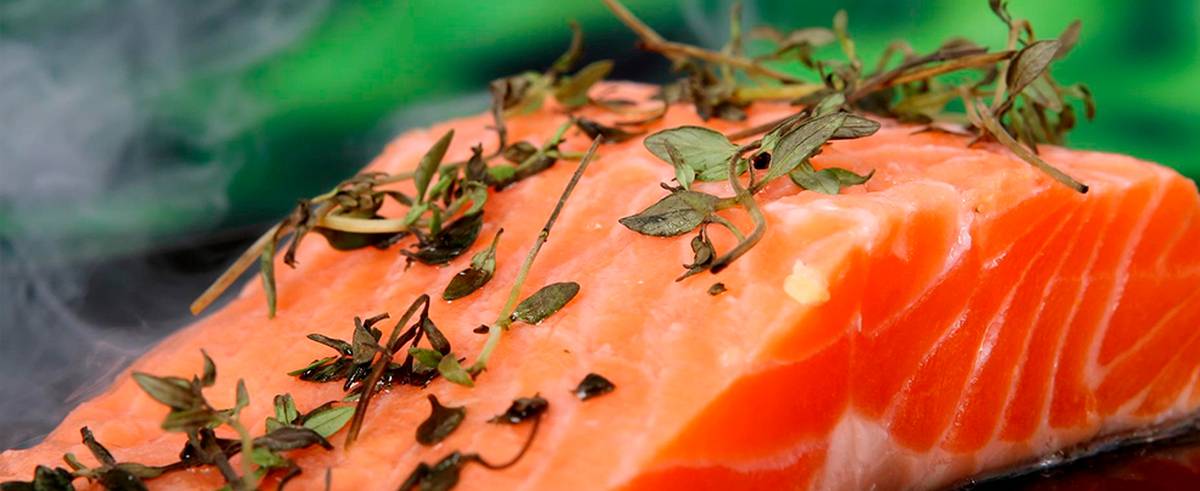 El salmón es uno de los pescados graso el cual tiene una importante fuente de Omega 3, ácidos grasos beneficiosos para la salud cardiovascular. Conoce cómo prepararlo en freidora de aire.