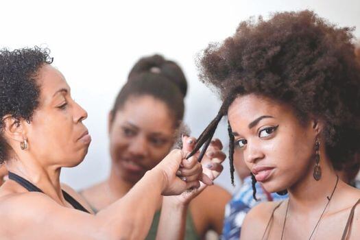 En Cuba, los jóvenes quieren abrazar su africanidad para romper con los cánones de belleza que han provocado que el pelo afro se vea como algo malo.  / EFE