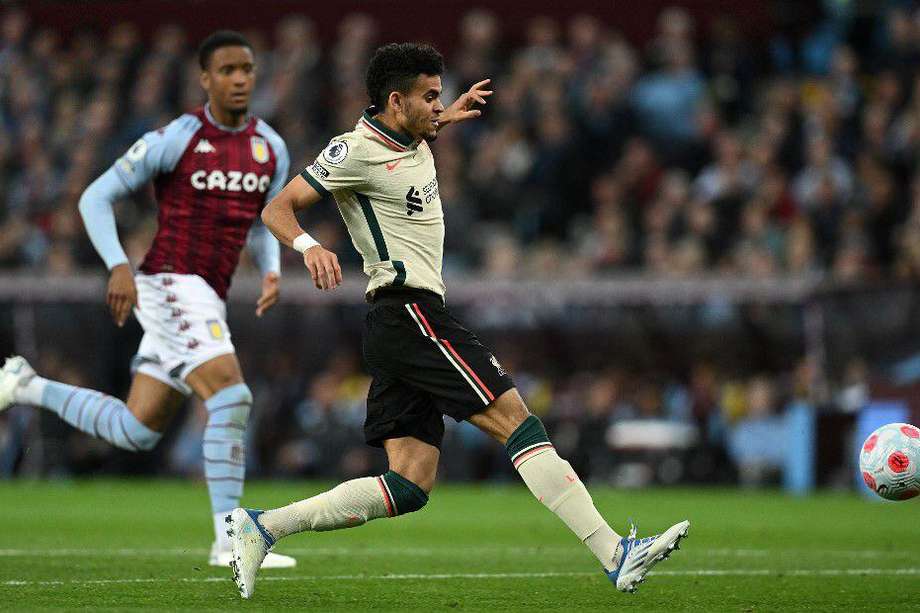 Luis Díaz (der.) durante el partido entre Liverpool y Aston Villa.