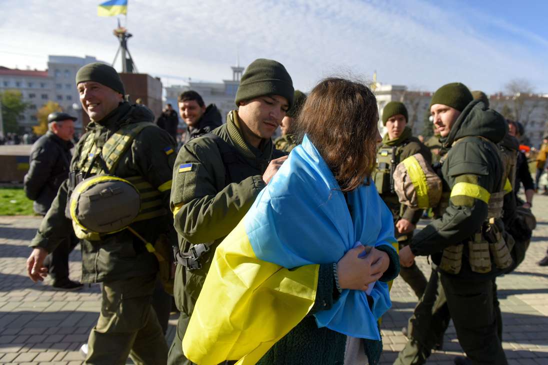 Kherson (Ukraine), 14/11/2022.- A National Guard serviceman signs a Ukrainian flags during a patriotic rally after President Zelesnky's visit to the recaptured city of Kherson, Ukraine, 14 November 2022. Ukrainian troops entered Kherson on 11 November after Russian troops had withdrawn from the city. Kherson was captured in the early stage of the conflict, shortly after Russian troops had entered Ukraine in February 2022. (Rusia, Ucrania) EFE/EPA/OLEG PETRASYUK