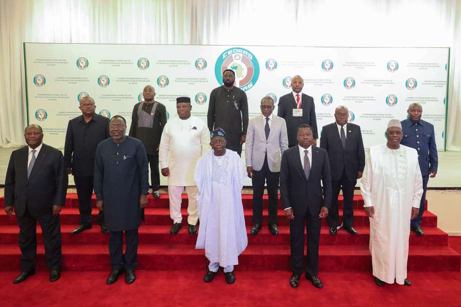 Los líderes de ECOWAS en una reunión extraordinaria para discutir la situación en Níger. En Abuya, Nigeria, tomaron la decisión de desplegar sus fuerzas para reinstaurar a Bazoum.