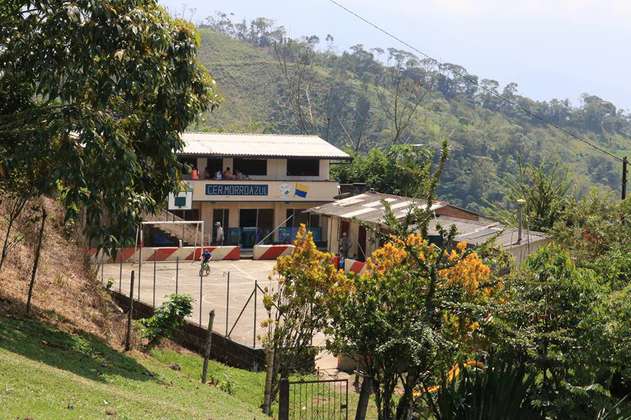 Niño de 13 años le disparó a compañera de colegio en Antioquia, ¿qué pasó?