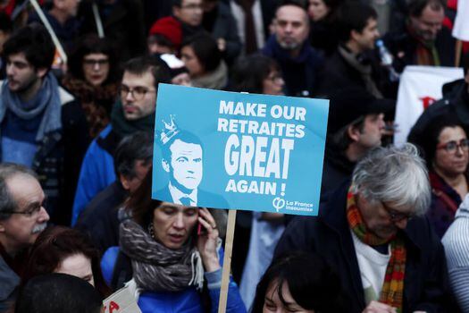 Este martes se vive en Francia la tercera jornada de paro para rechazar la reforma pensional de Macron. / AFP