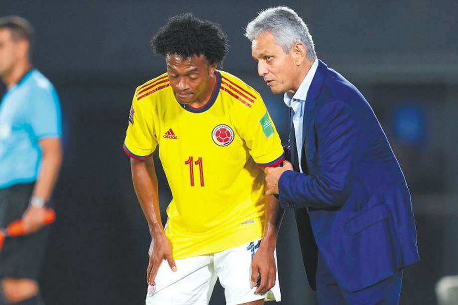 Reinaldo Rueda le da indicaciones a Juan Guillermo Cuadrado, uno de sus principales estandartes en la selección de Colombia.  / AP