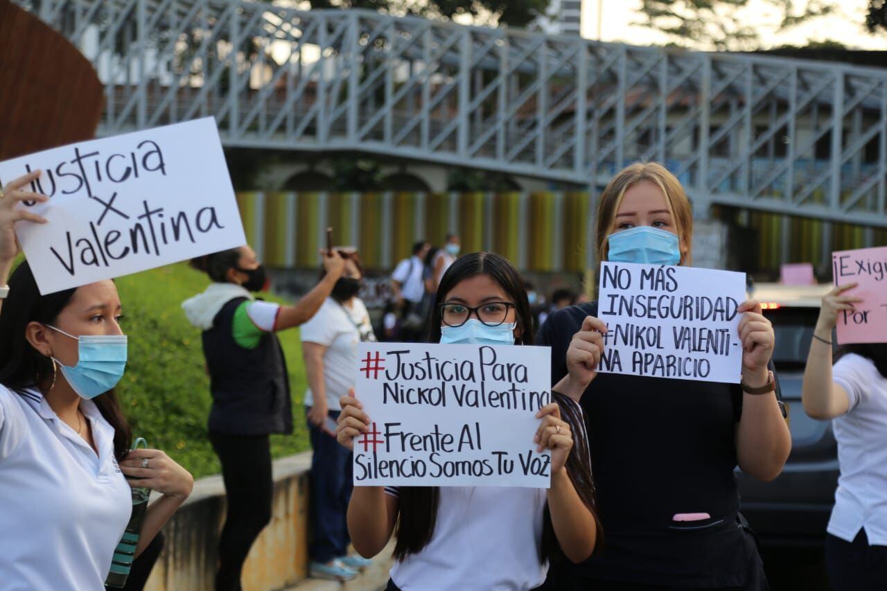 Foto De Valentina Desangrada En El Suelo Murió Nickol Rodríguez, la estudiante de 15 años apuñalada por robarle su  celular | EL ESPECTADOR