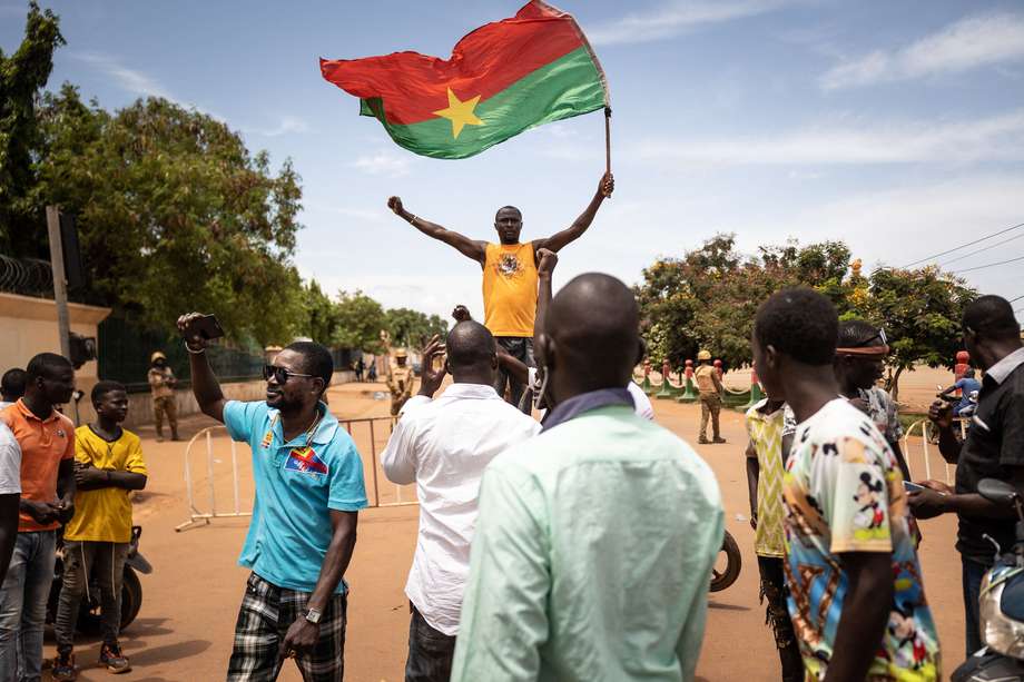 Jóvenes se manifiestan en Uagadugú el 30 de septiembre de 2022. Se escucharon disparos antes del amanecer del viernes alrededor del palacio presidencial de Burkina Faso y la sede de la junta militar, que tomó el poder en un golpe de estado en enero pasado.