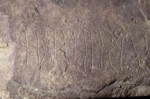 Descubren la piedra rúnica más antigua del mundo en Noruega