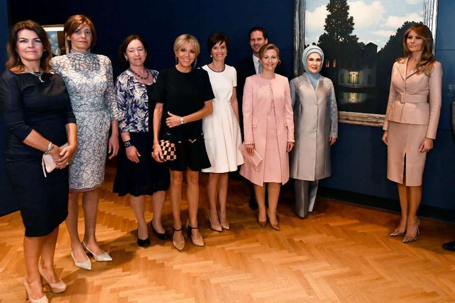 En la foto oficial de las primeras damas, esposas de los presidentes de los países miembros de la OTAN, apareció el marido del primer ministro de Luxemburgo, Gauthier Destenay. / AFP