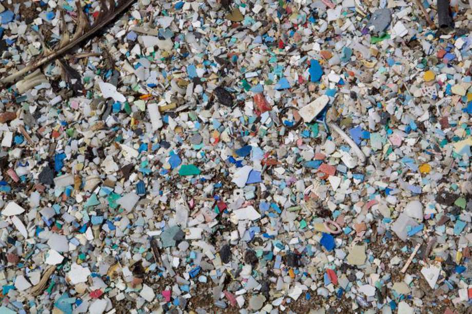 Se calcula que cada año entran al océano unas 8 millones de toneladas de plástico. 