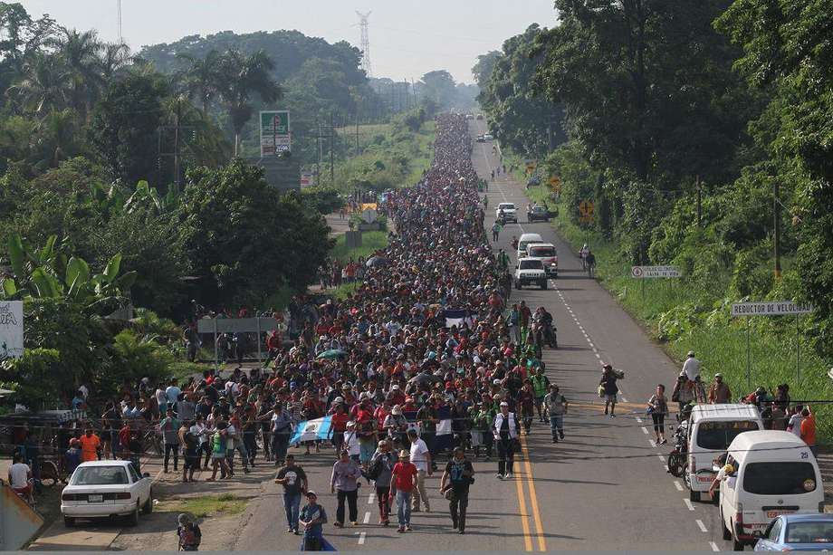 Latinoamérica también ha vivido olas migratorias importantes. Aquí, un grupo de hondureños emprendiendo su camino hacia Estados Unidos.