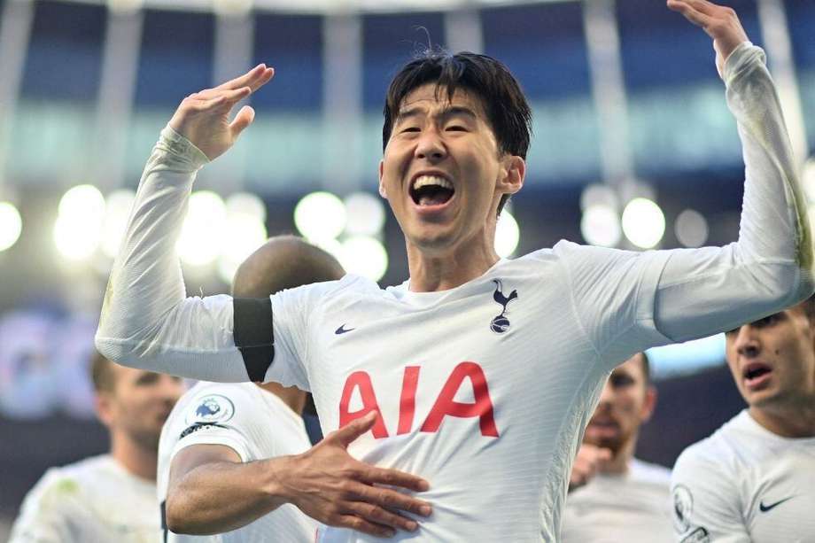 Heung-min Son celebra con el público de Tottenham.