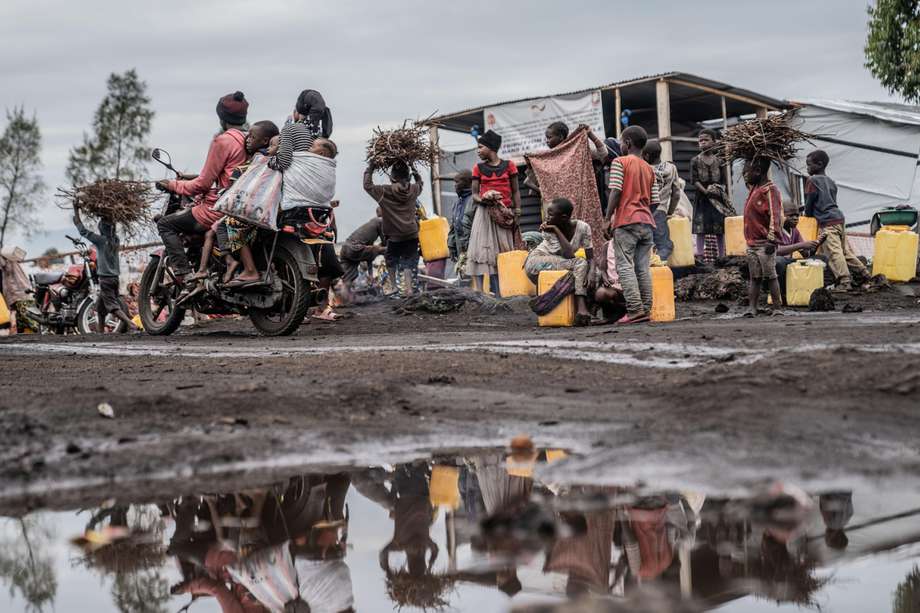 Refugiados que huyeron de los combates atienden sus necesidades en el interior del campo de desplazados de Bulengo, cerca de Goma, República Democrática del Congo (RDC), 16 de febrero de 2024.
