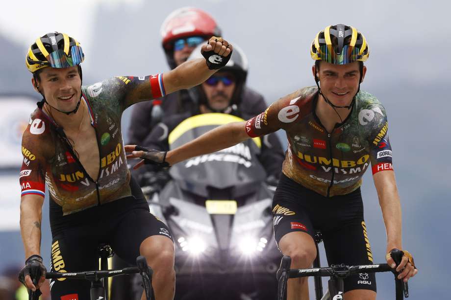 Primoz Roglic (izquierda) y Sepp Kuss celebran el trabajo en equipo en la etapa 11 del Tour de Francia 2022, en la que Jonas Vingegaard, también del Jumbo-Visma, asumió el liderato de la carrera.