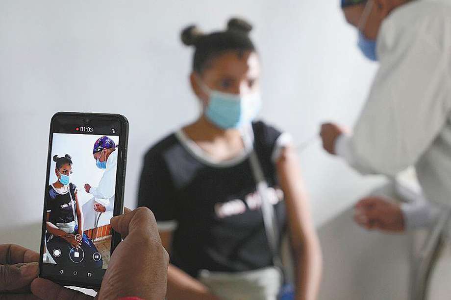 La brecha de vacunados entre las regiones periféricas y centrales de Colombia se mantiene, con pocas excepciones. Solo en Amazonas se supera el 50 % de la población inmunizada con una dosis. / AP