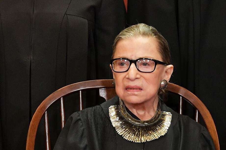 La juez Ruth Bader Ginsburg posa para la foto oficial en la Corte Suprema de Justicia en Washington, DC. /AFP