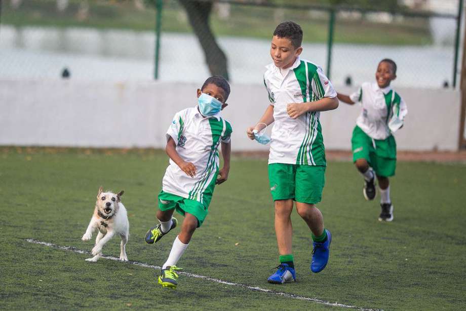 En total son 107 niños que hacen parte de la La academia de fútbol Maremágnum.