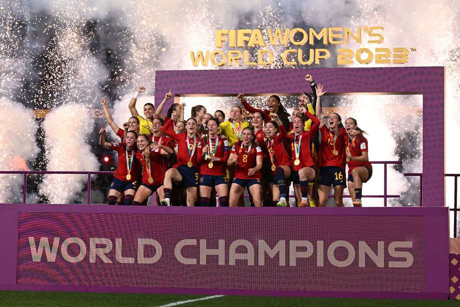 Luego de vencer 1-0 a Inglaterra en Sídney, la selección española celebró el título del Mundial Femenino 2023. EFE/EPA/DAN HIMBRECHTS