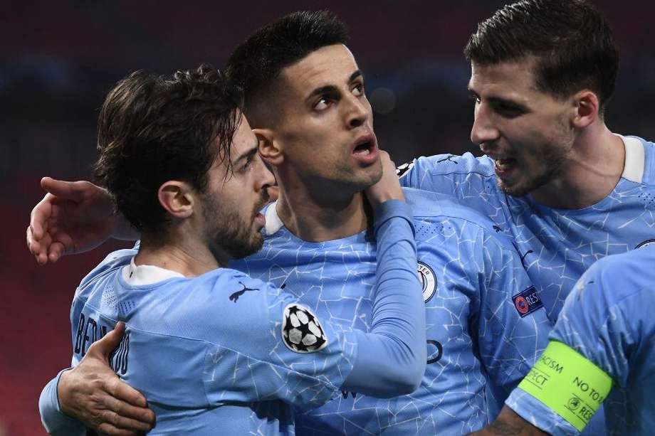 Rubén Días, Joao Cancelo y Bernardo Silva celebran el primer gol de Manchester City.