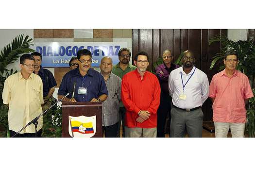 ‘Rubín Morro’, miembro de la delegación de paz de las Farc en La Habana, ayer al momento de leer un comunicado sobre el secuestro del general Darío Alzate en Chocó. / EFE