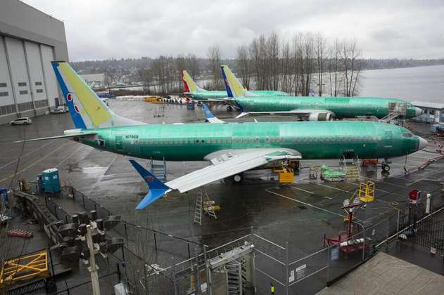 A la espera por el 737 MAX, ganancias de Boeing se reducen a la mitad