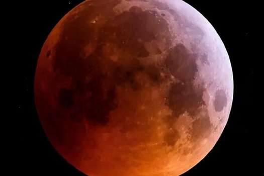 Estudios afirman que la Luna se torna roja debido a que los rayos del Sol se descomponen al pasar por la atmósfera.