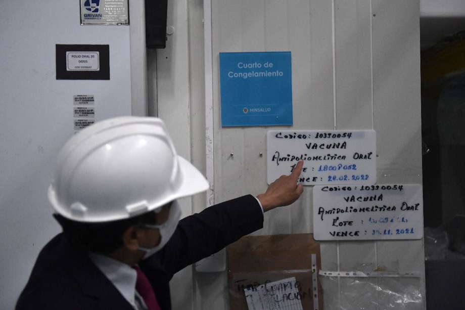 Bodega del Ministerio de Salud adecuada con cuartos fríos para almacenar las vacunas e implementos como jeringas. Ahí están cinco ultrarefrigeradores con una capacidad para almacenar 2.000.000 de vacunas para el COVID-19.